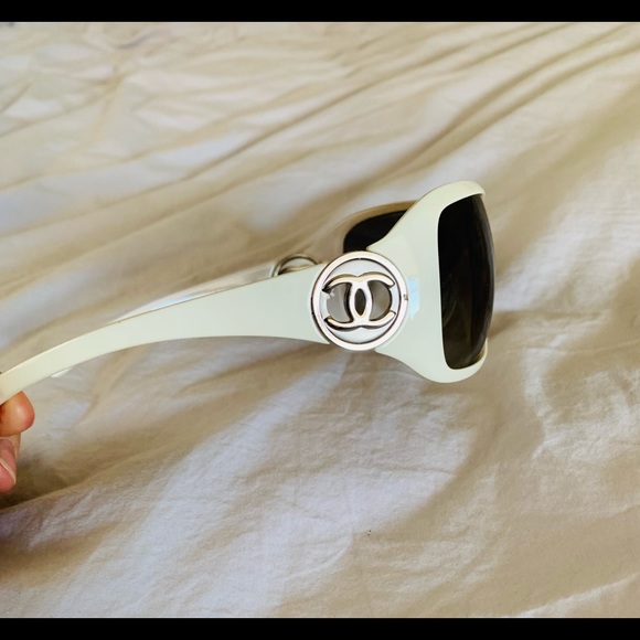 Chanel oversized white sunglasses - Picture 2 of 3